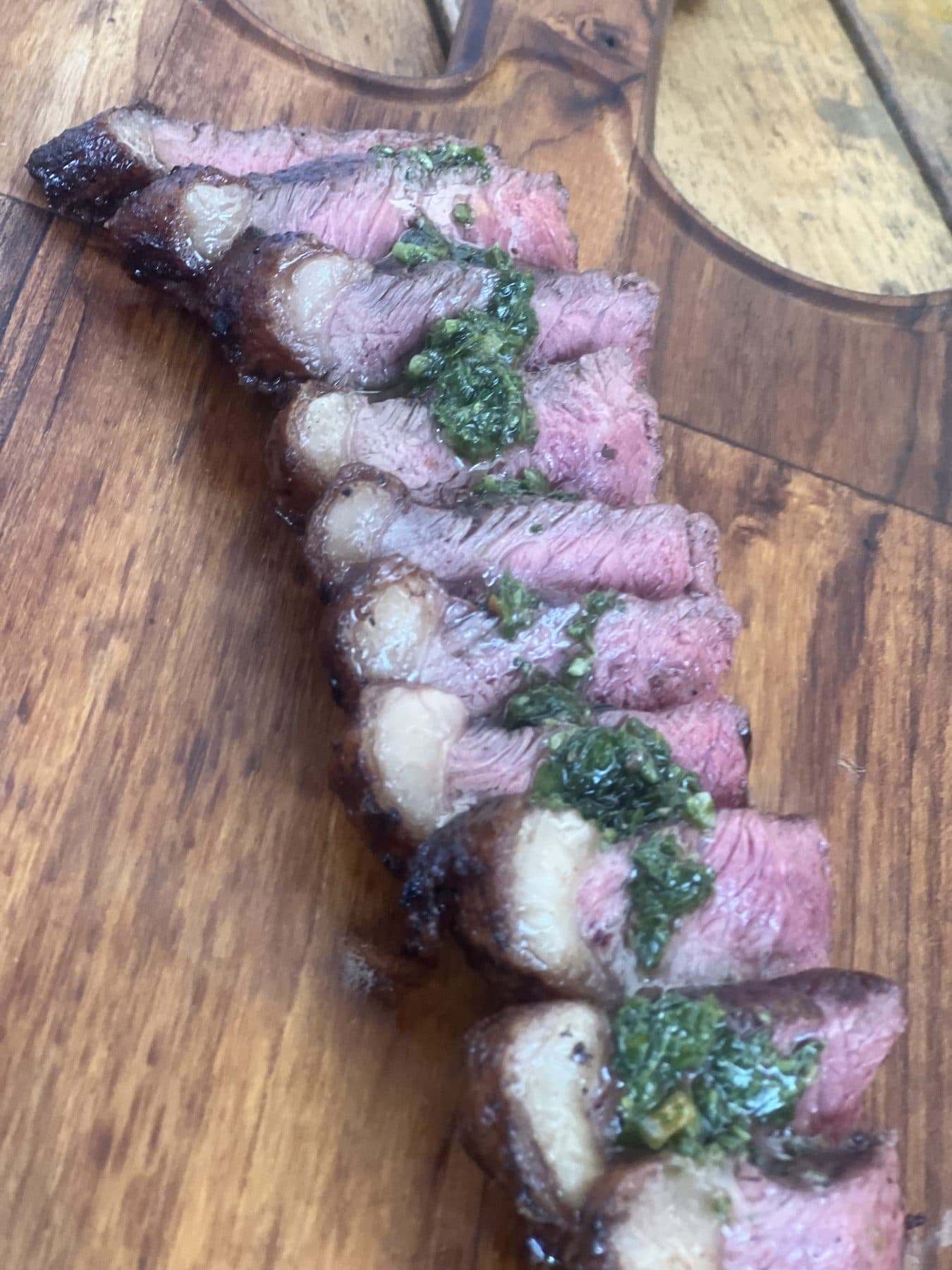 Churrasco en su punto con chimichurri El Rolo