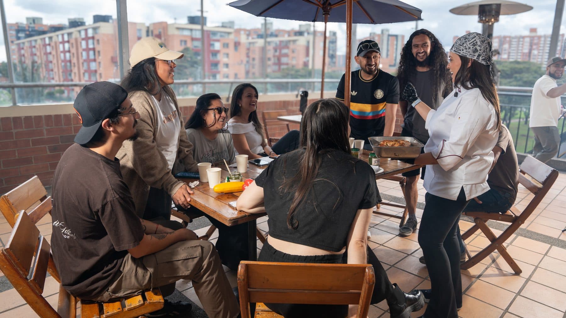 Un evento con El Rolo en una terraza de Bogotá