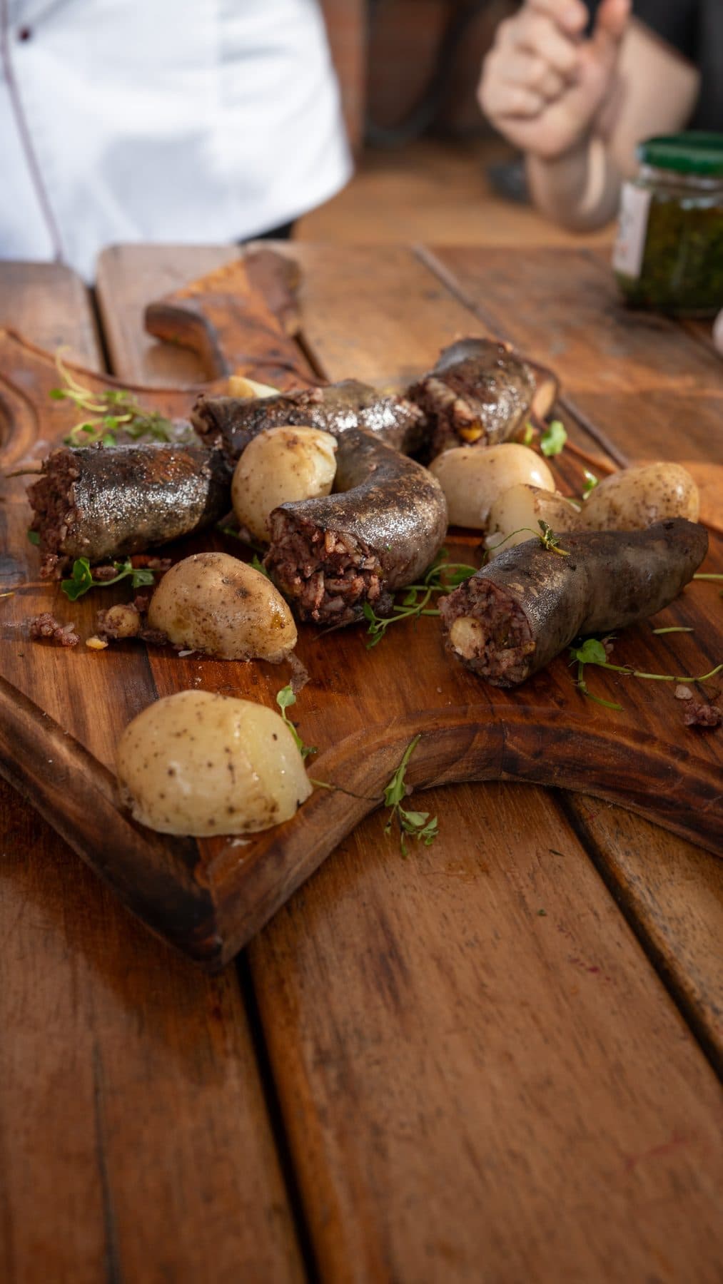 Morcilla artesanal y papa criolla en tabla