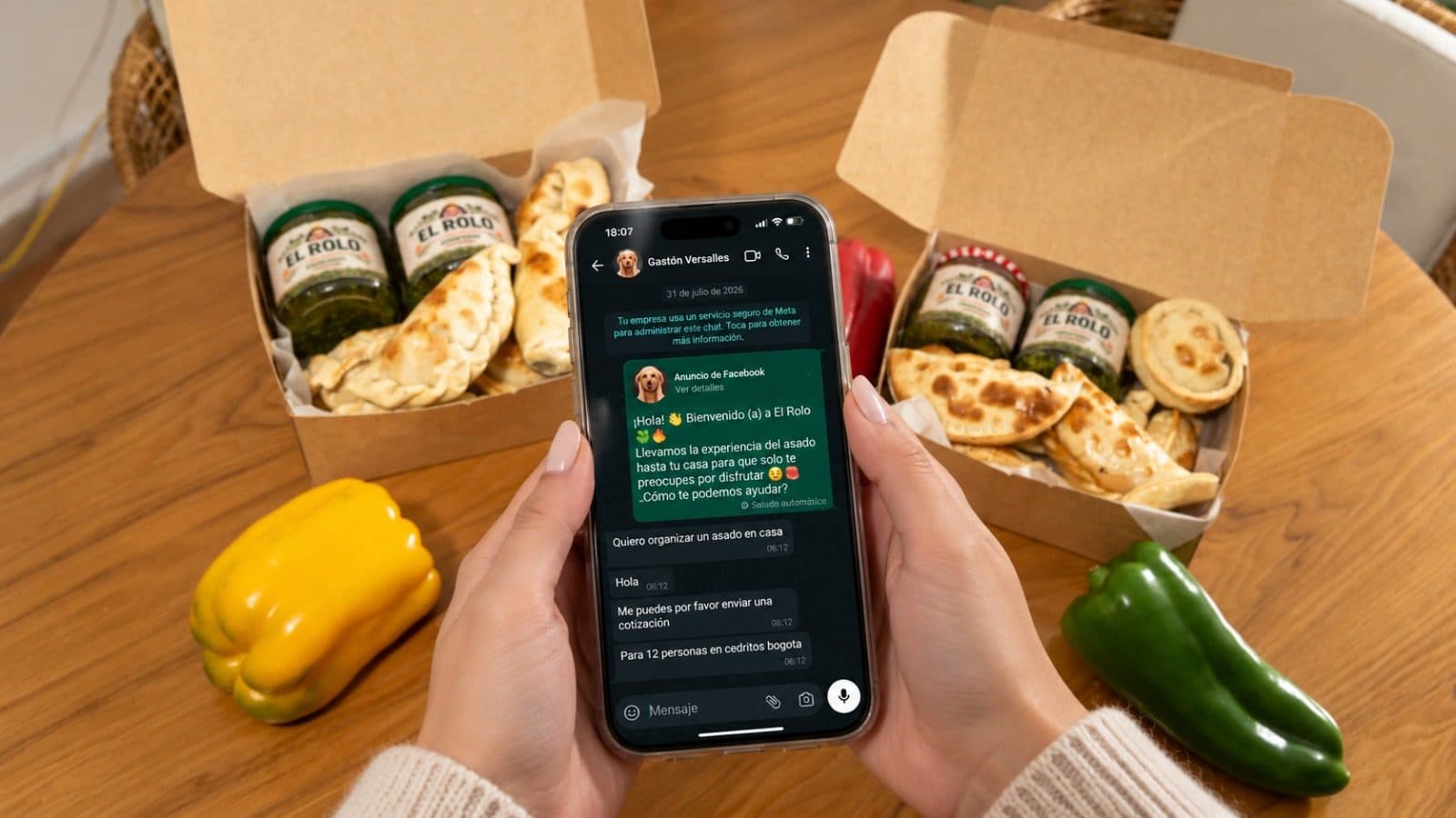 Cotización por WhatsApp con El Rolo junto a cajas de empanadas y chimichurri